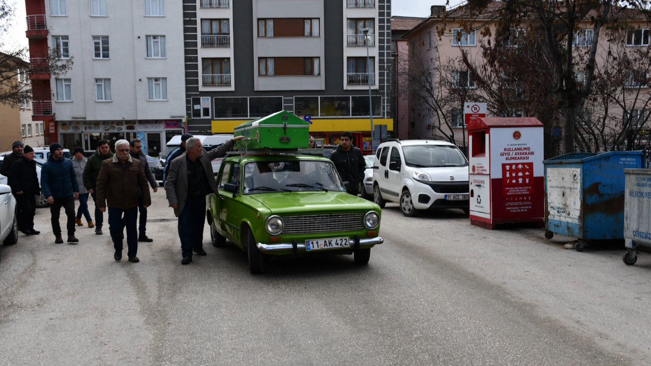 Vasiyetini geri çevirmediler: 29 yıllık arabası cenazesini taşıdı