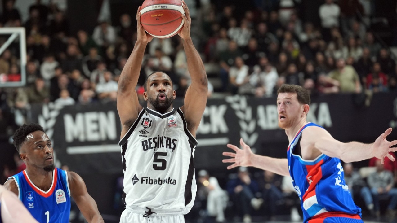 Beşiktaş 14 sayı geriye düştü ama yılmadı: Efes'i geriden gelip devirdi, yarı finale çıktı