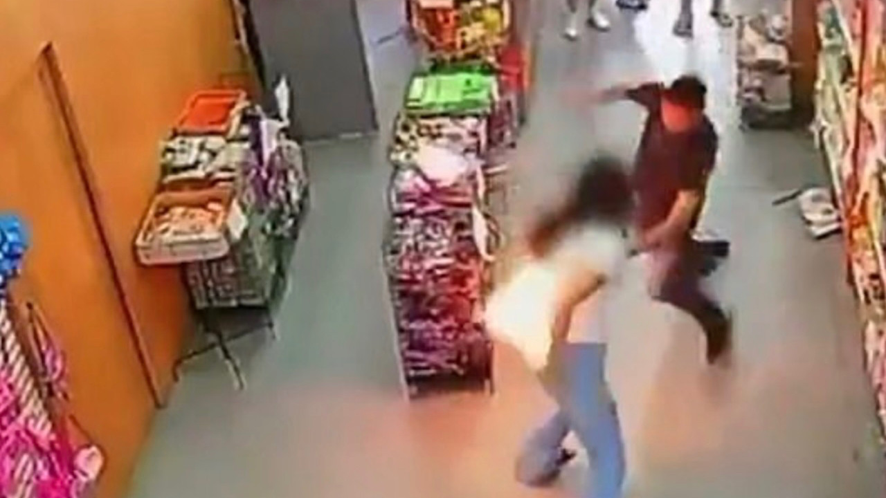 Kadının arka cebindeki telefon patladı