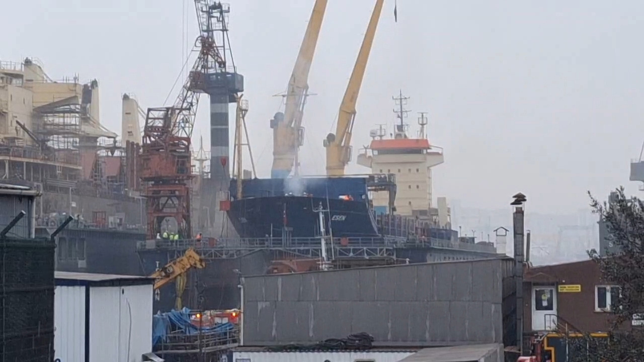 Tuzla tersanesinde yangın paniği