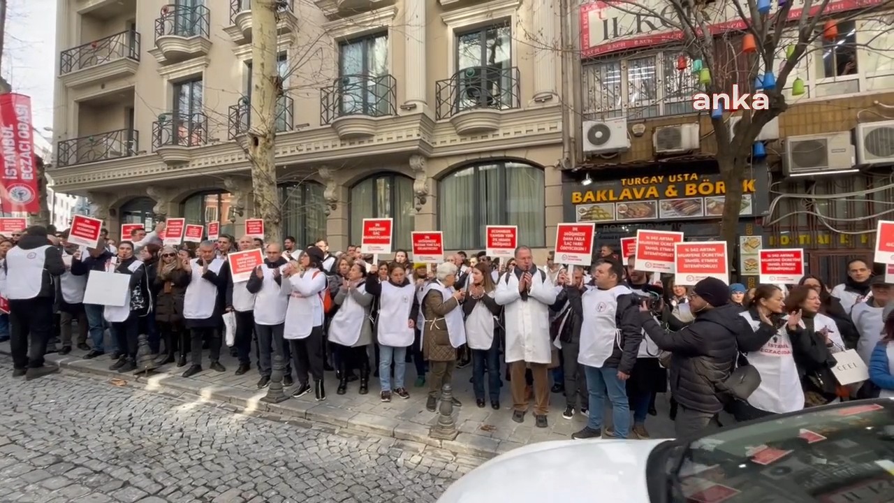 Eczacılardan düdüklü ve alkışlı protesto