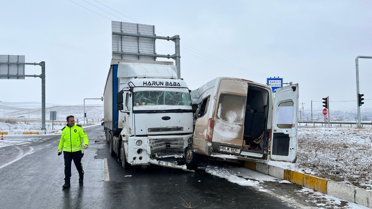 Çekici ile minibüs çarpıştı: 2’si ağır 8 yaralı