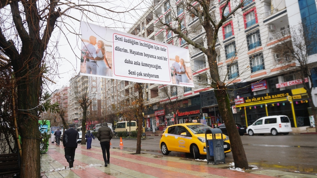 Eşini üzen adamdan özür pankartı