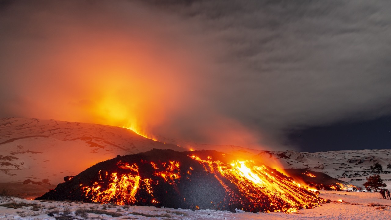 Etna'da lav akışı devam ediyor