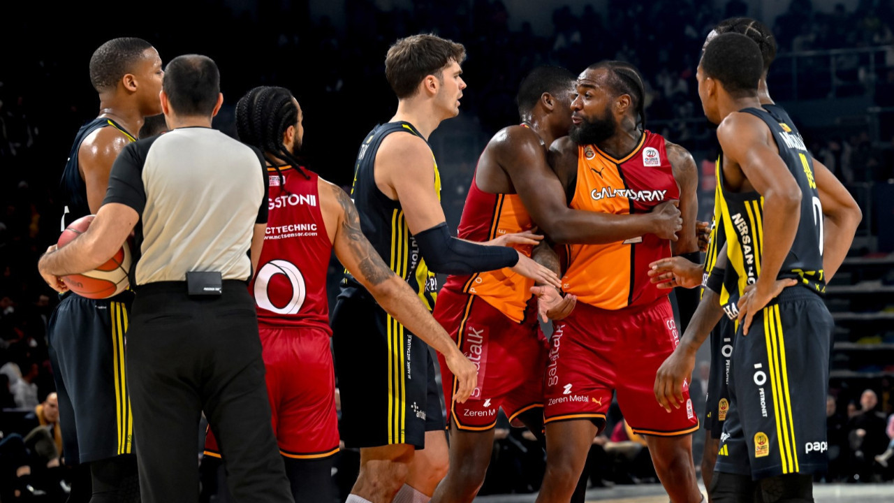 Fenerbahçe olaylı derbide Galatasaray'ı yıktı