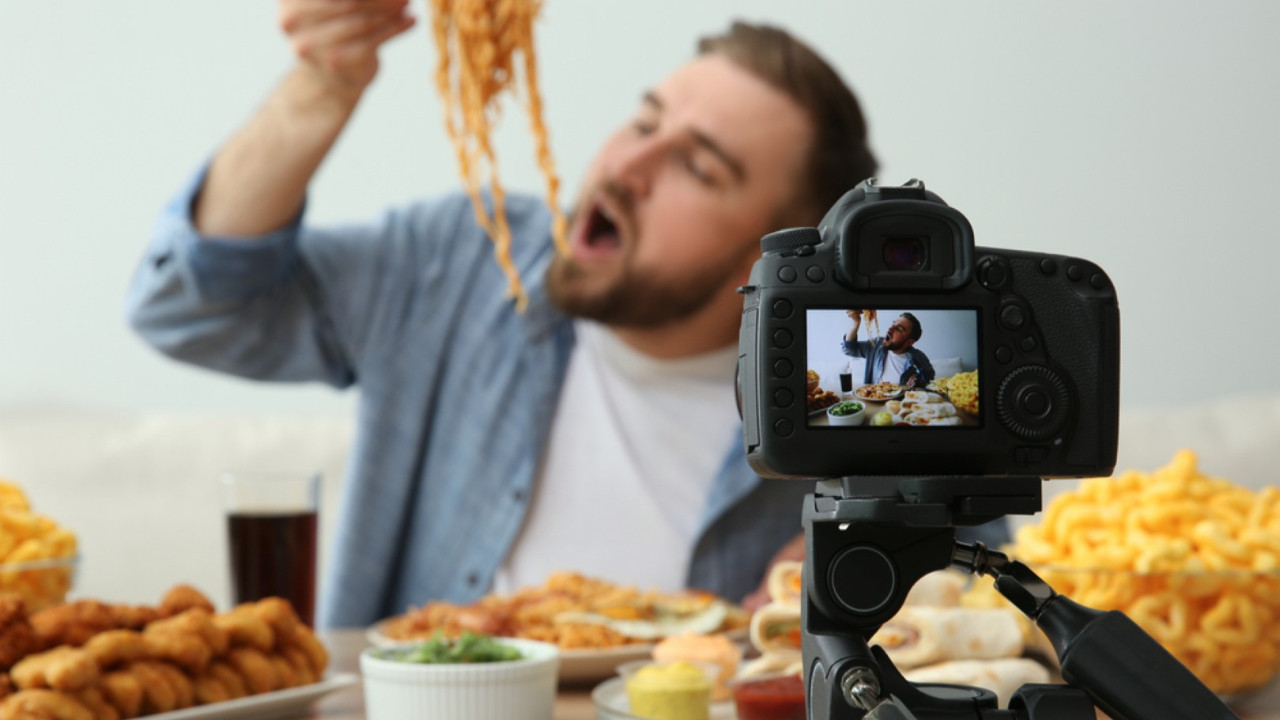 Sosyal medyada öldüren akım: Mukbang