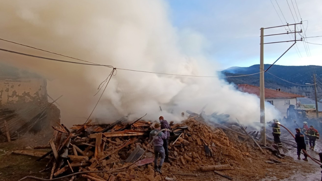 Uşak'ta zincirleme ev yangını