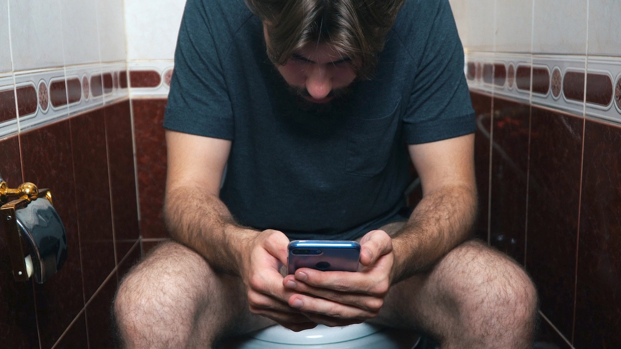 Bilim insanları: Tuvalette 10 dakika telefonunuza bakıyorsanız...