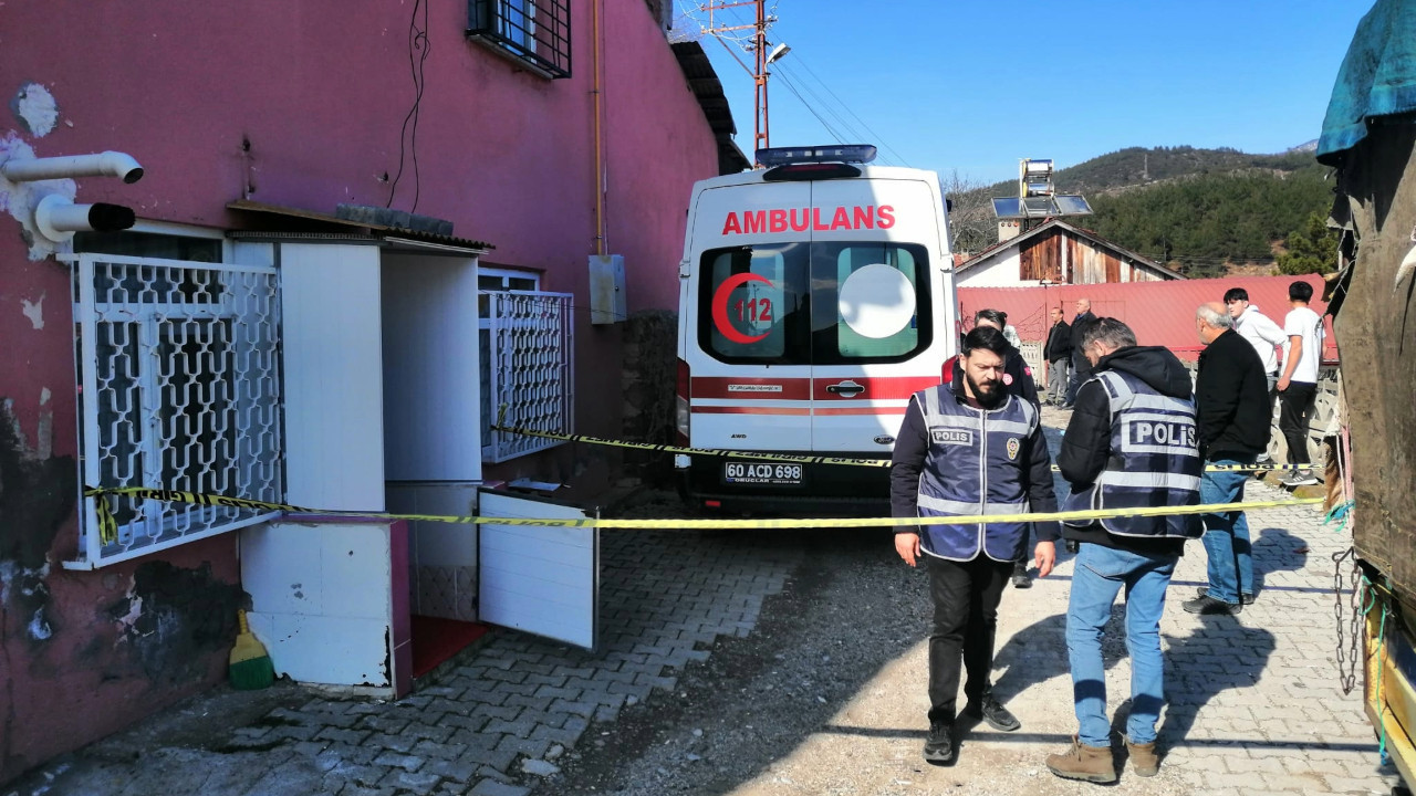 Oğlunu keserle öldürdü