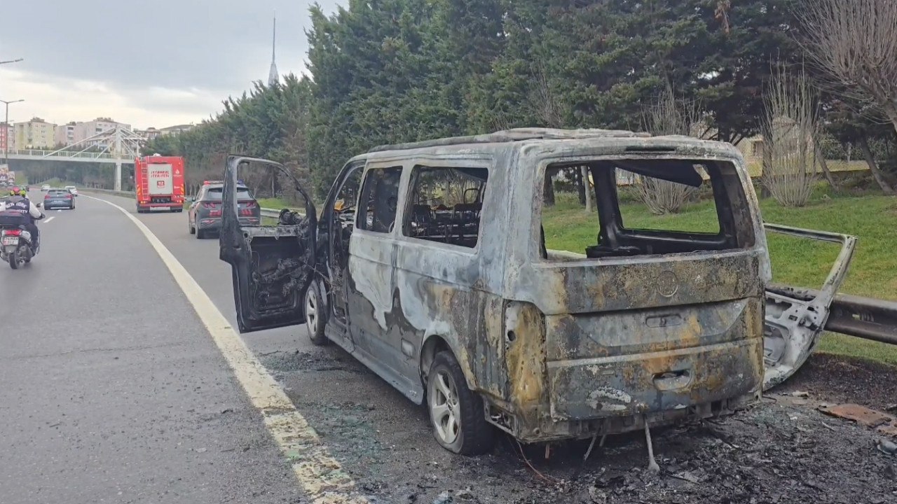 Seyir halindeki araç alev alev yandı