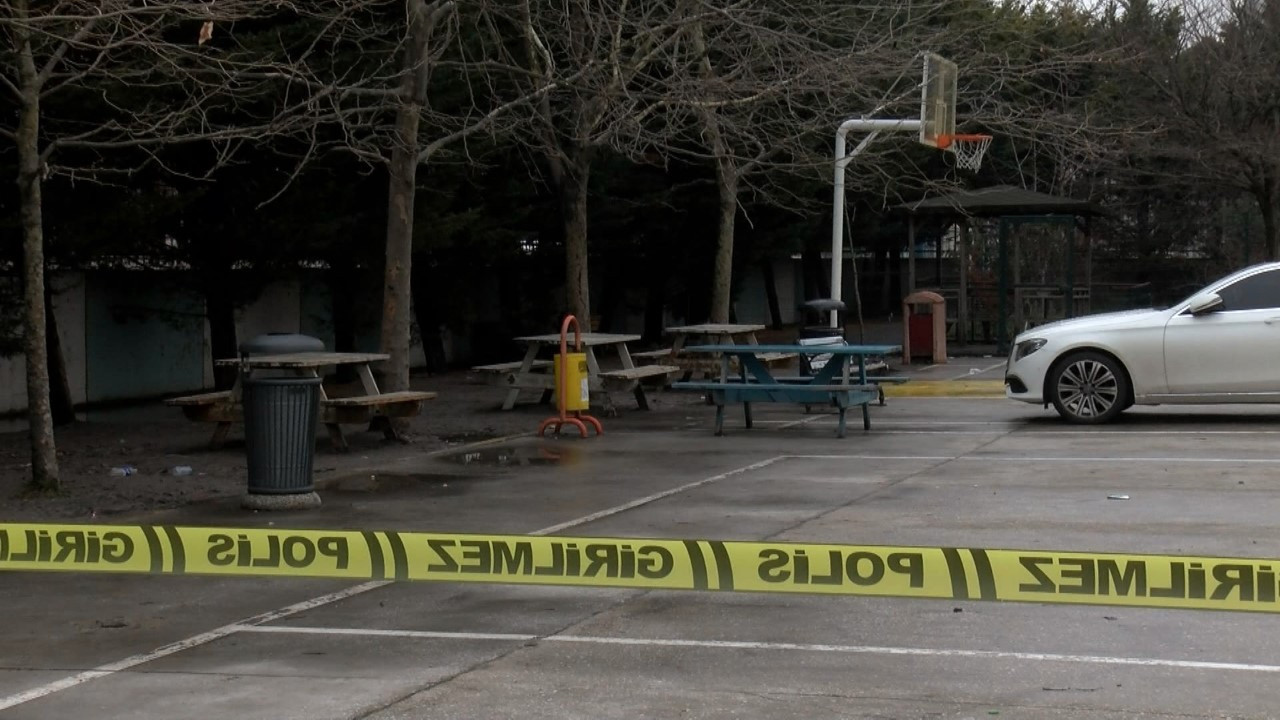 Okuldaki toplantıda silahlar konuştu: 3 yaralı