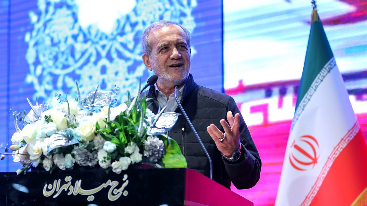 İran Cumhurbaşkanı, Türkçe şiir okuduğu için uyarıldı