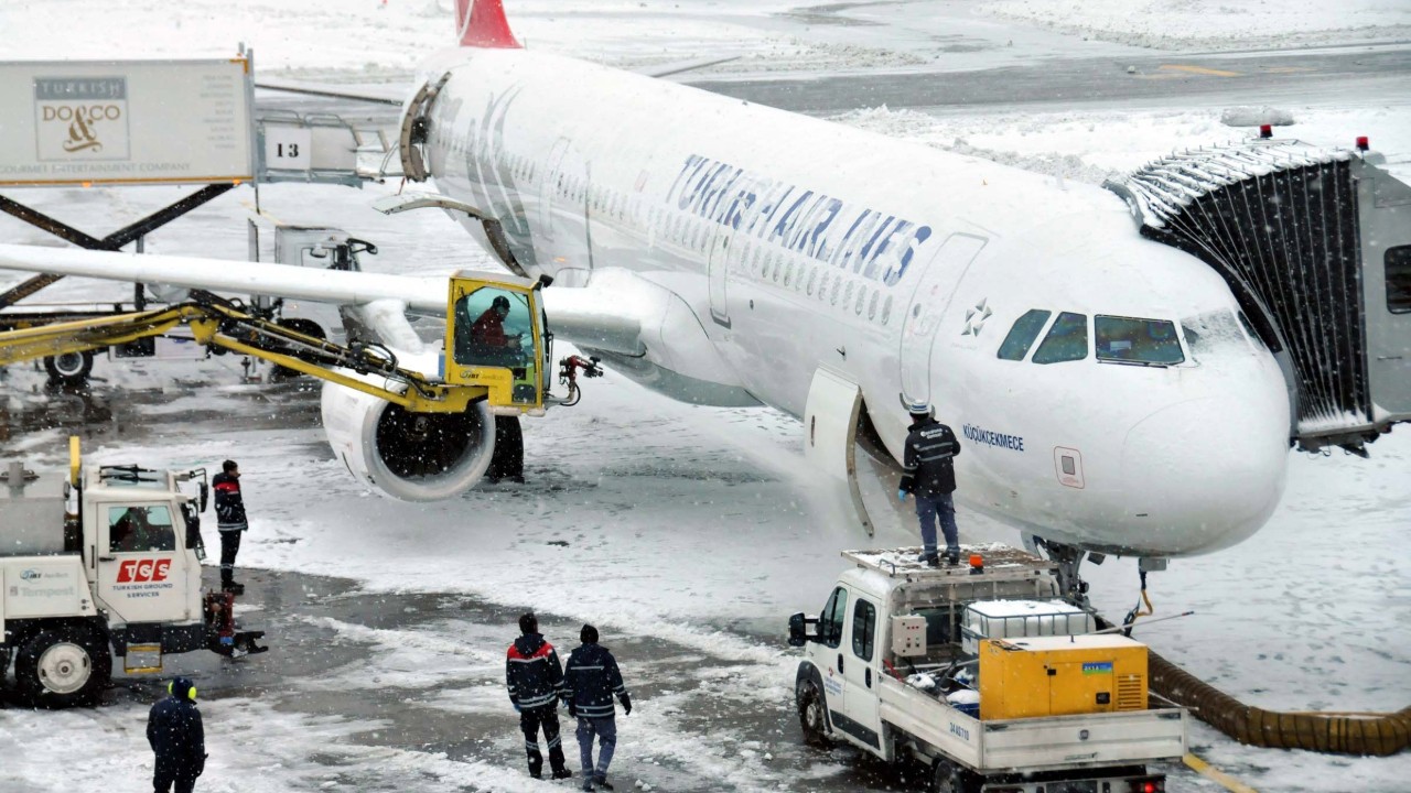 Havada kar alarmı: Bazı uçuşlar iptal edildi