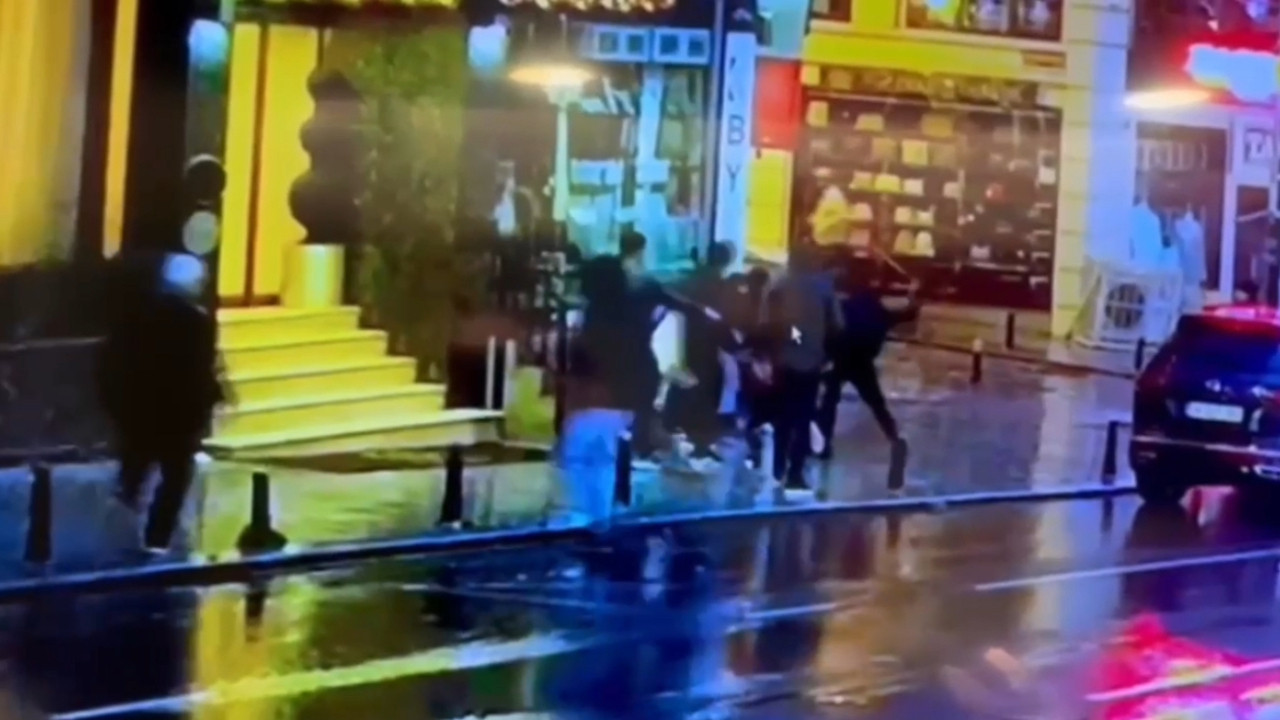 Fatih'te beş kişi bir adamı kovalayıp sopalarla dövdü, sonra da bıçakladı