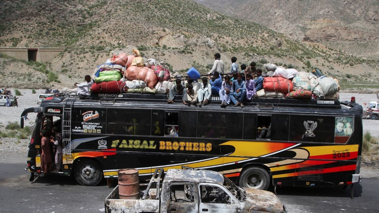 Pakistan'da otobüsü durdurup yedi kişiyi öldürdüler