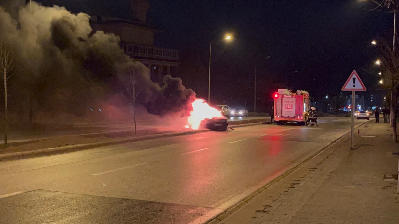 Yakıt aldıktan hemen sonra aracı alev aldı, canını zor kurtardı