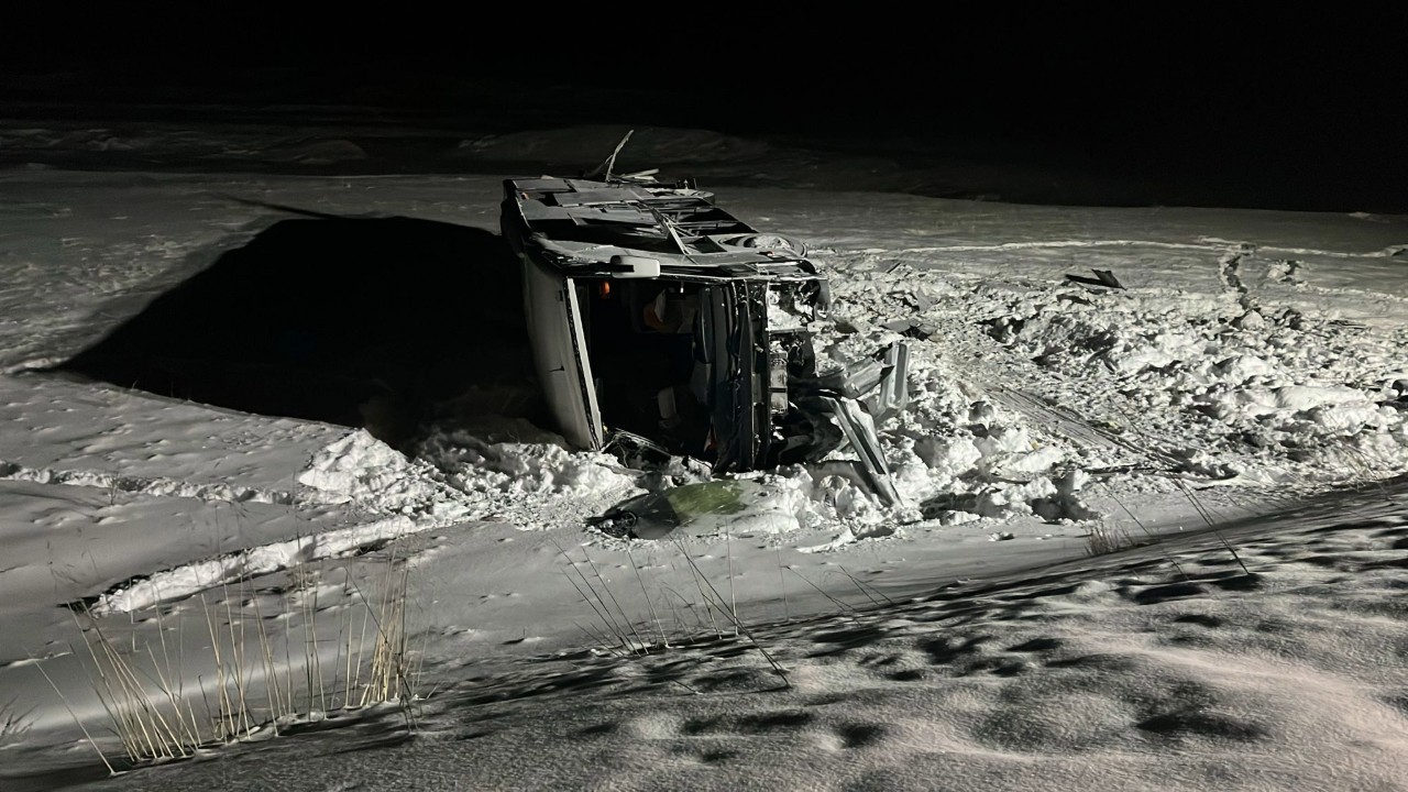 Erzurum'da yolcu otobüsü devrildi: 37 yaralı