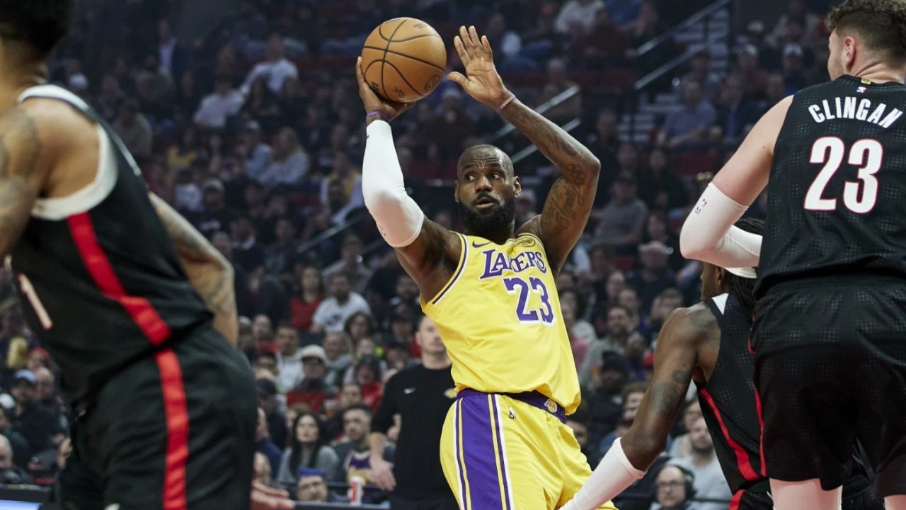 Lakers kazandı, LeBron James tarihe geçti