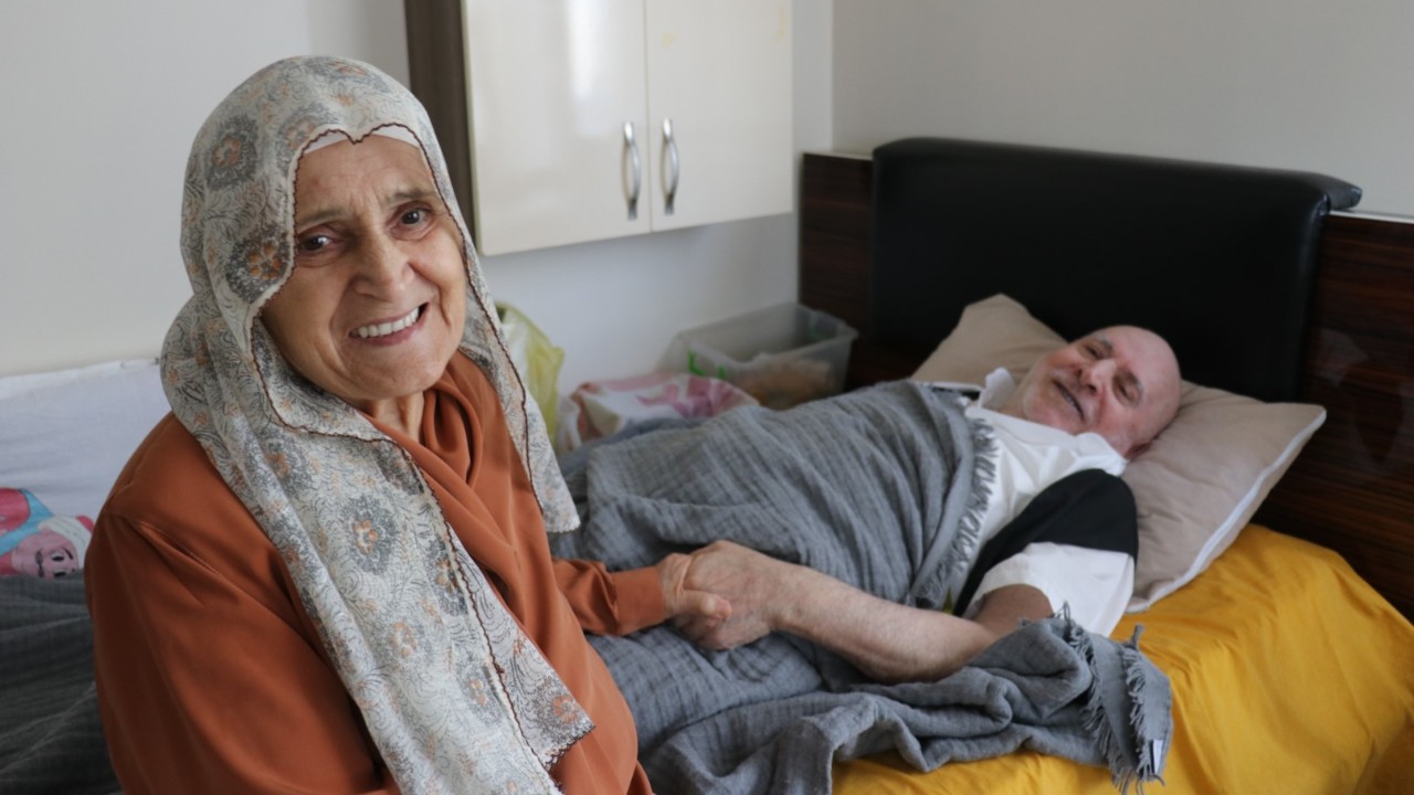 Aşkın ve sadakatin 65 yıllık hikayesi: Eşine bebek gibi bakıyor