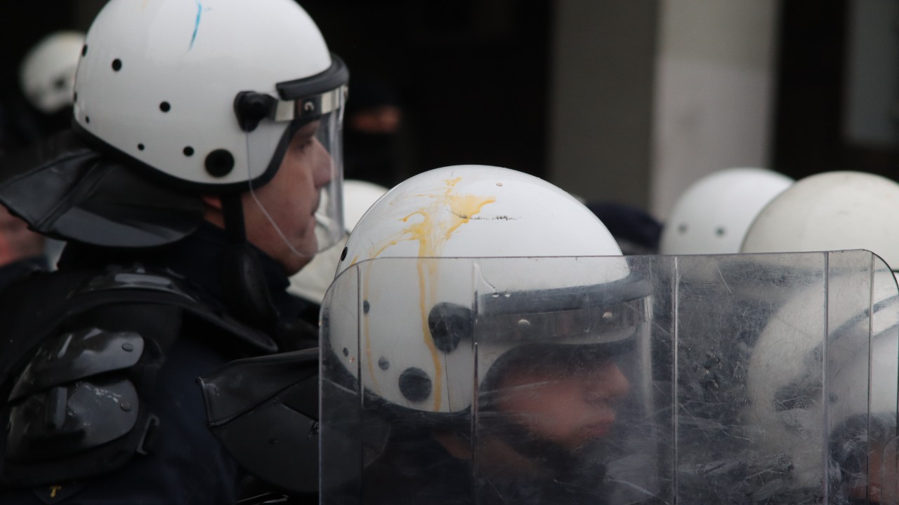 Sırbistan'da belediye seçiminde kriz: Muhalefet, polisi yumurtaya buladı