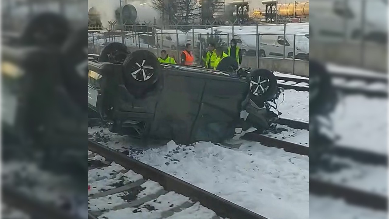 Gemiden indirilen sıfır araç, tren yoluna düştü