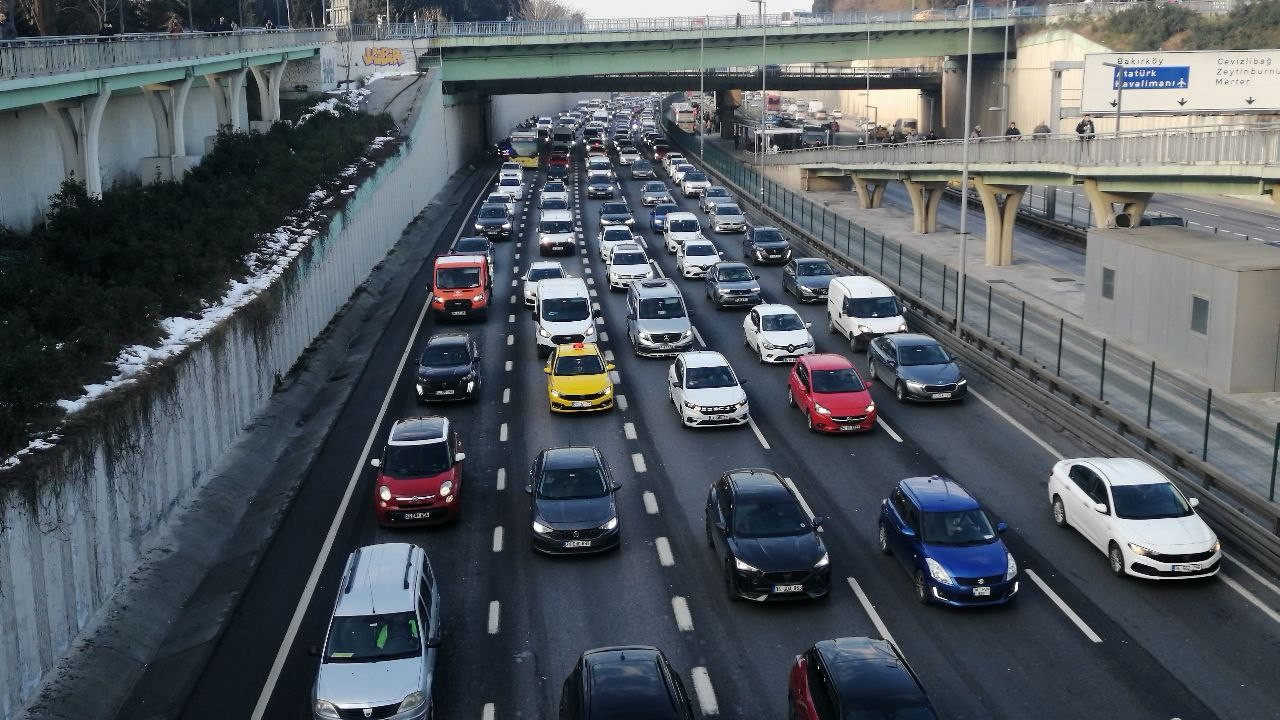 İşe gidenler için kâbus gibi sabah: İstanbul'da trafik kilitlendi