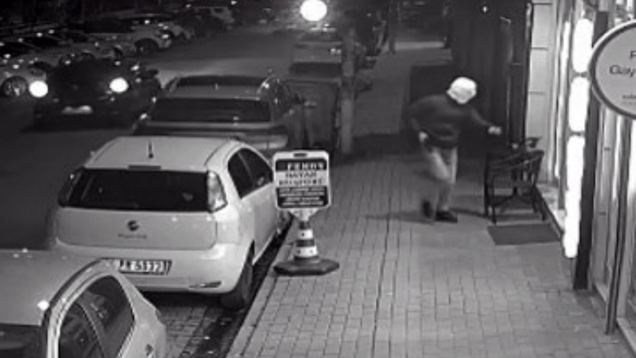 Kuaföre ateş etmek istedi, silahı tutukluk yapınca camı kırmaya çalıştı