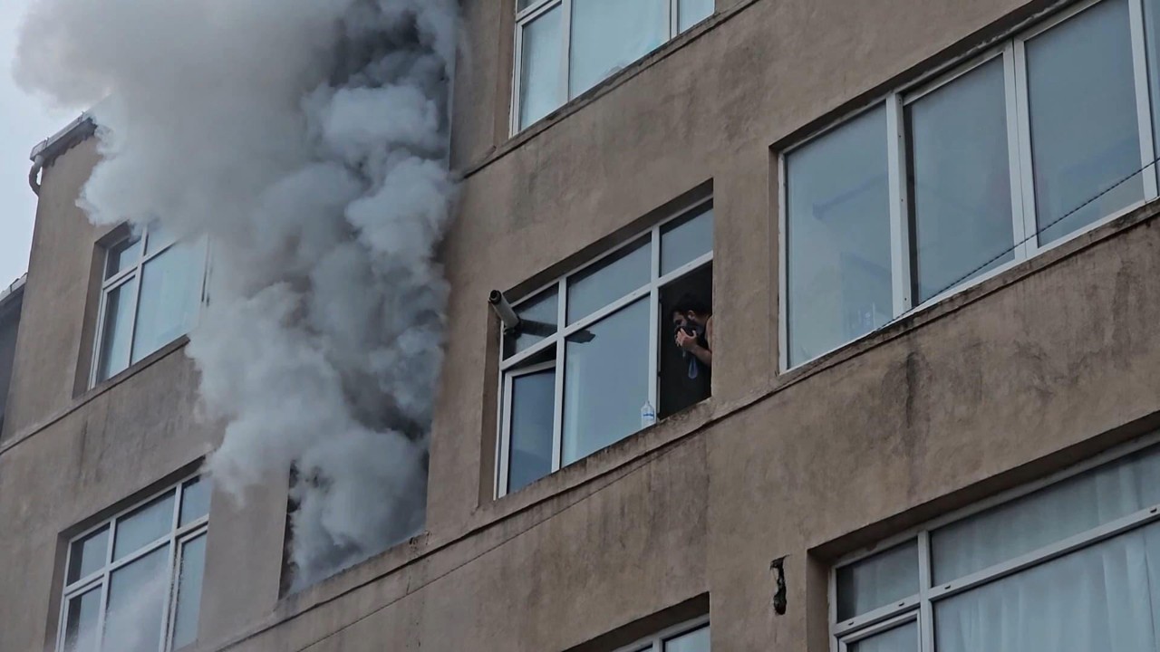 Pencerede hayat mücadelesi: Kurtarılmayı böyle bekledi