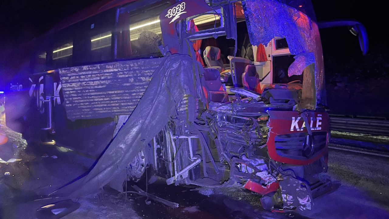 Yolcu otobüsü TIR'a çarptı: Yaralılar var