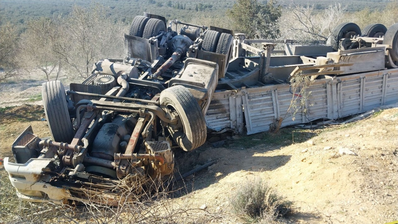 Alçı yüklü TIR şarampole devrildi: 2 kişi öldü