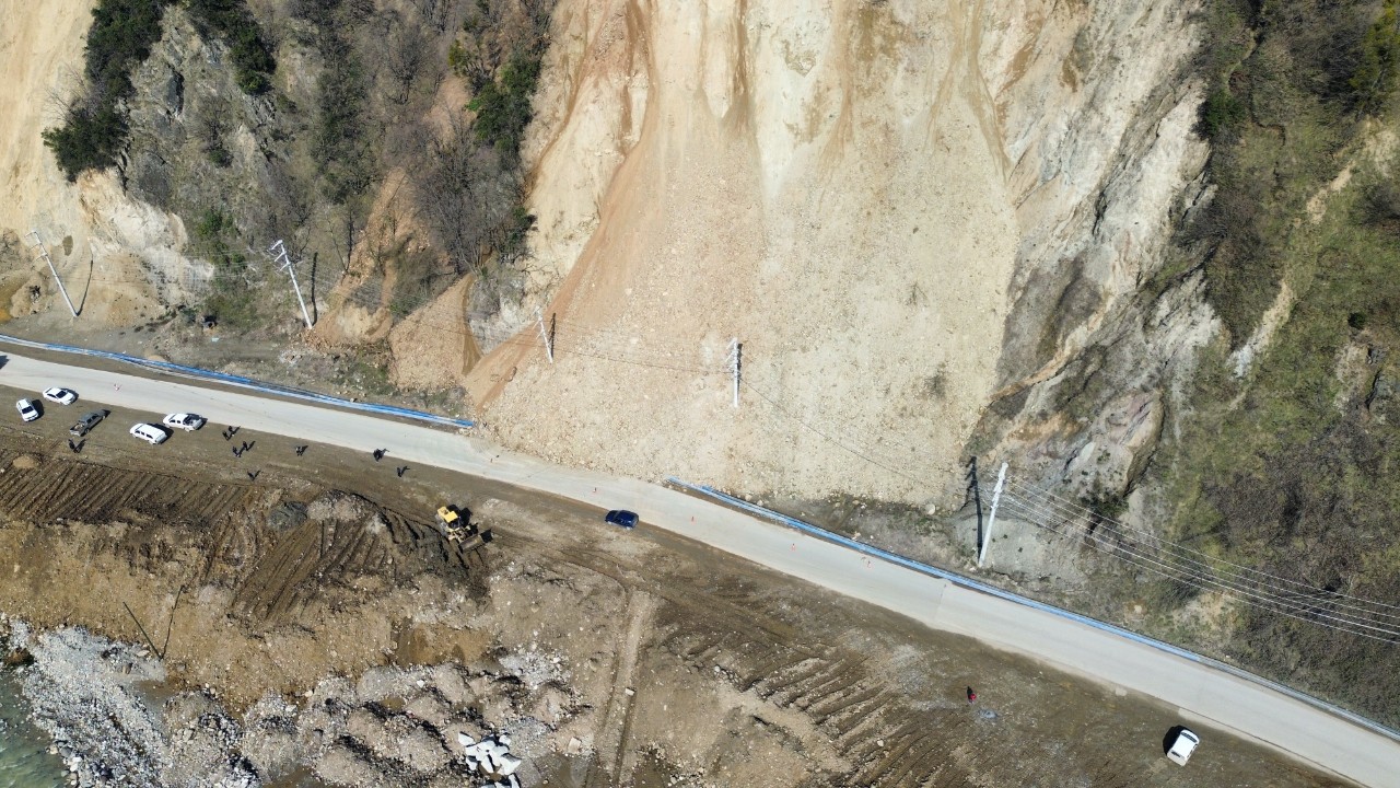 Düzce'de heyelan: 5 köyü birbirine bağlayan yol kapandı