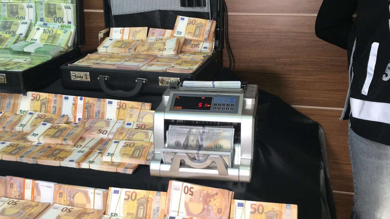 Milyonlarca sahte dolar ve avro basmışlar: Makineden sorunsuz geçiyor