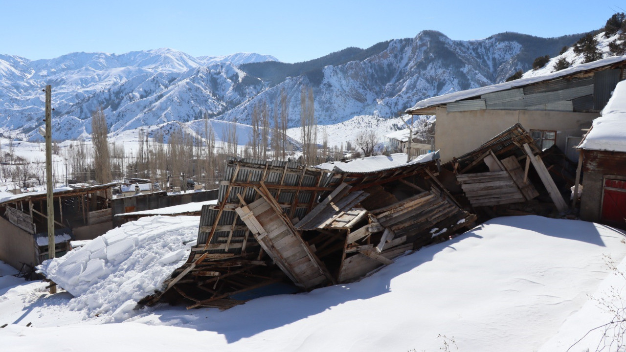 Yoğun kar yağışı sonrası çatılar çöktü