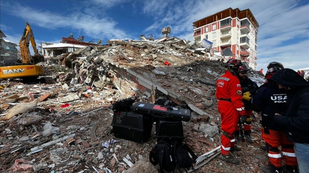 Deprem davasında 8 kamu görevlisi sorumluluğu şirkete yükledi