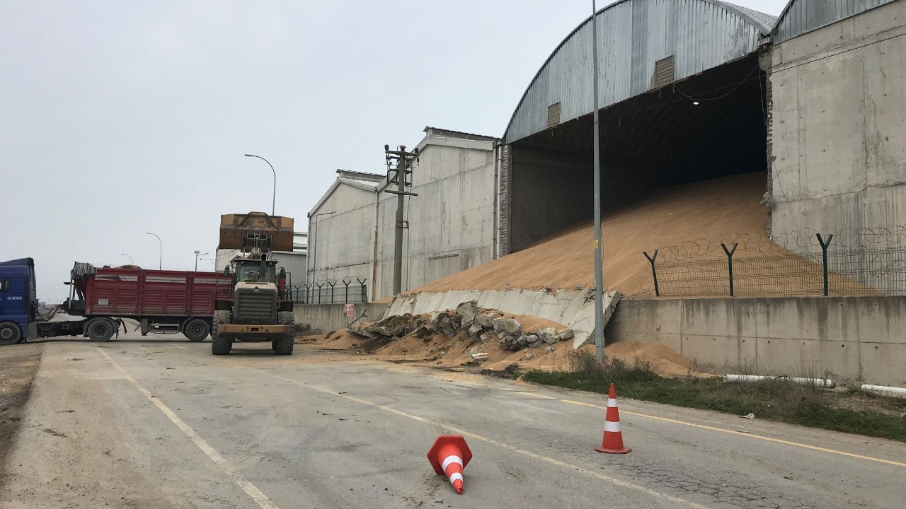 Duvar çöktü, tonlarca tahıl sokağa saçıldı