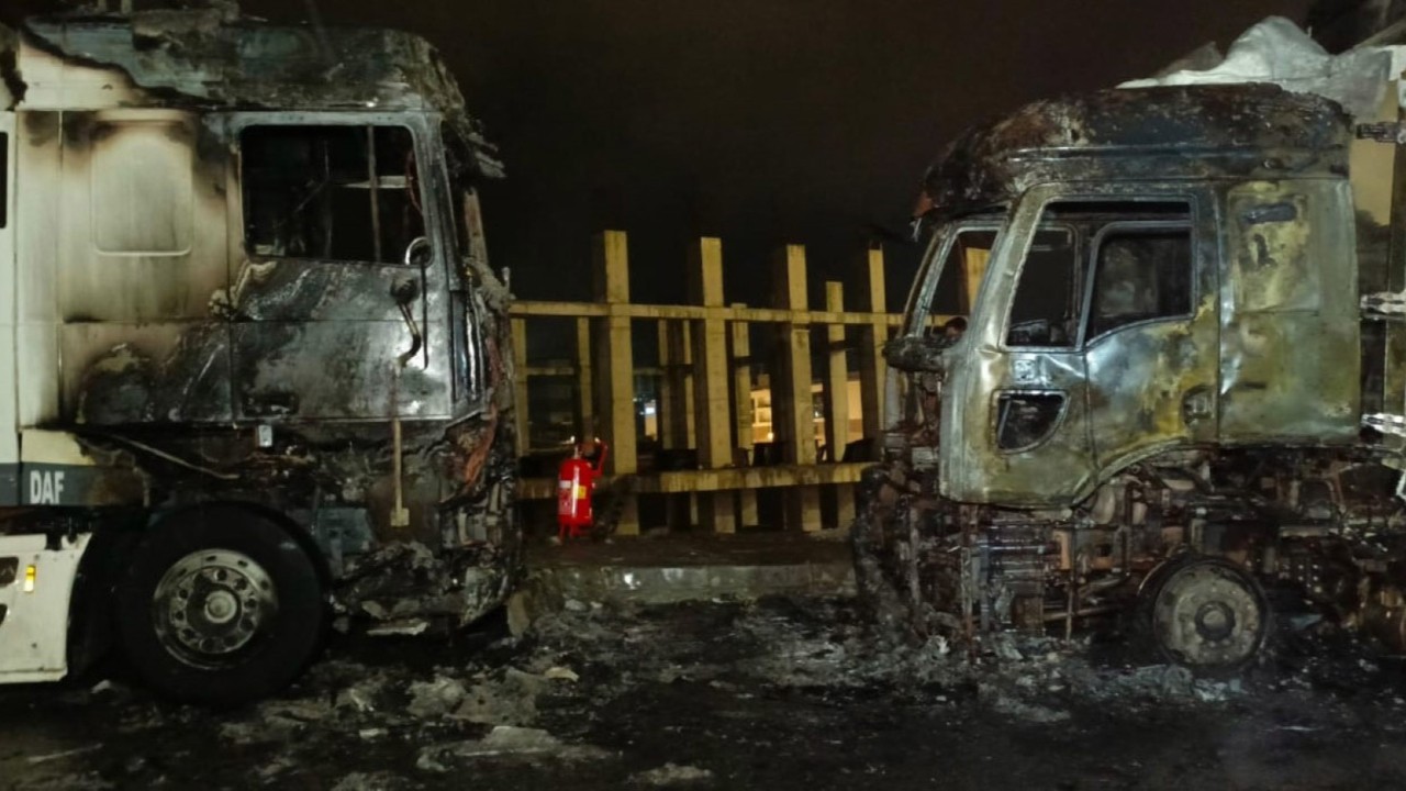 Karton koli yüklü TIR alev alev yandı