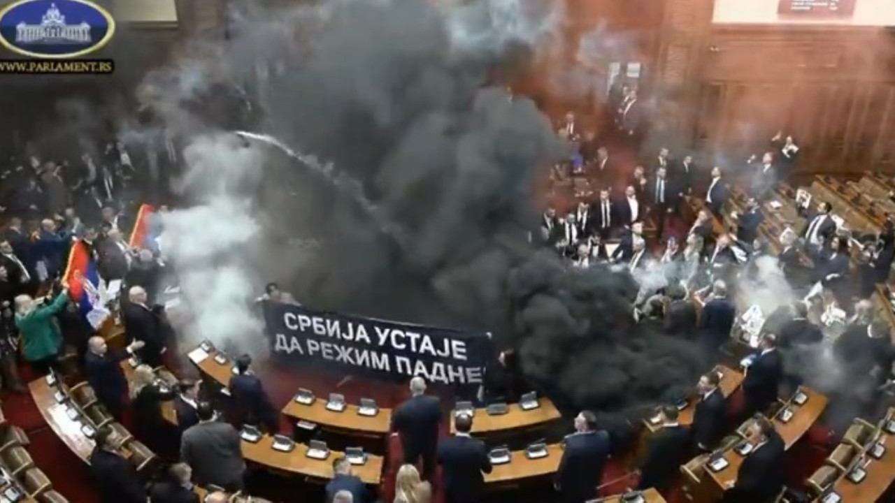 Sırbistan'da muhalefet meclise sis bombası attı