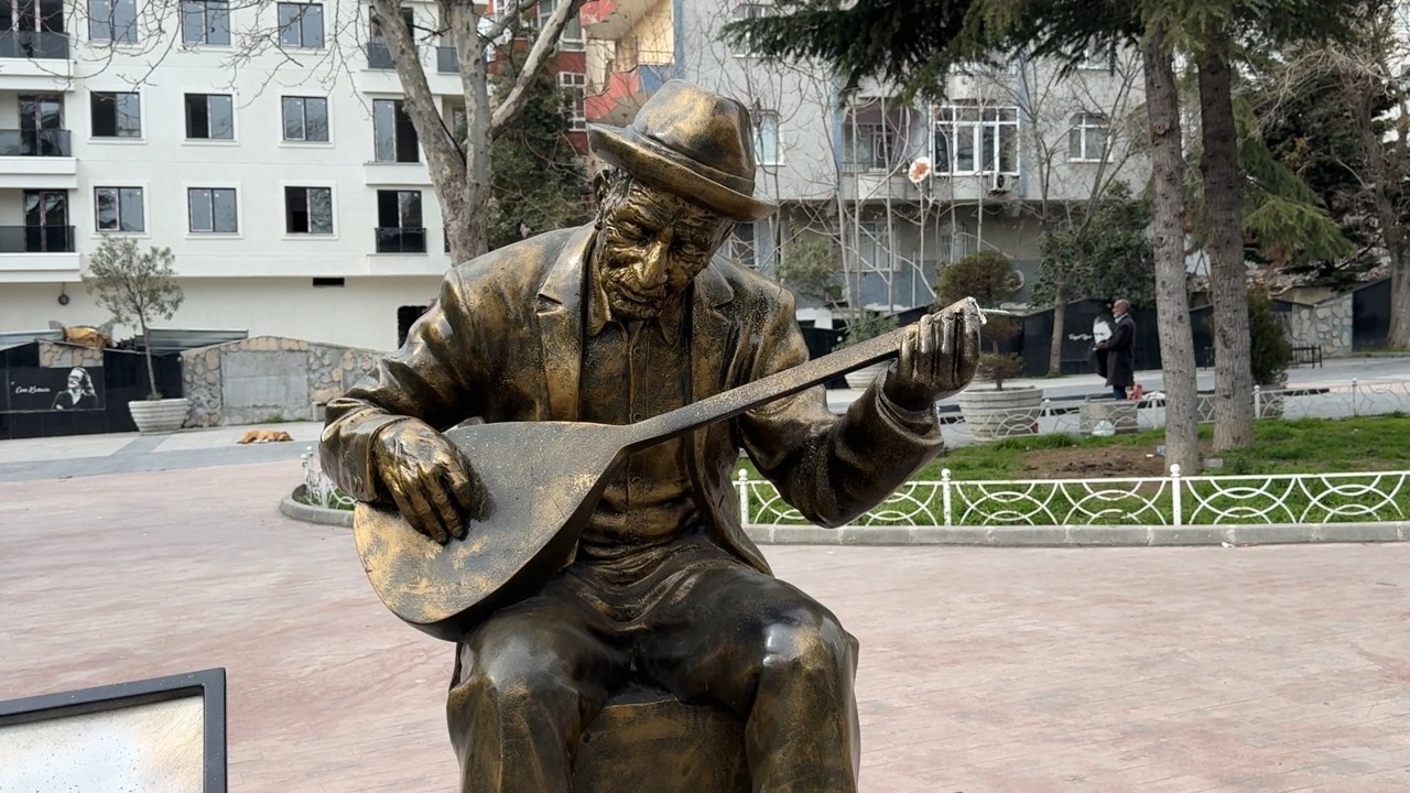 Aşık Veysel heykelinin sazını kırdılar