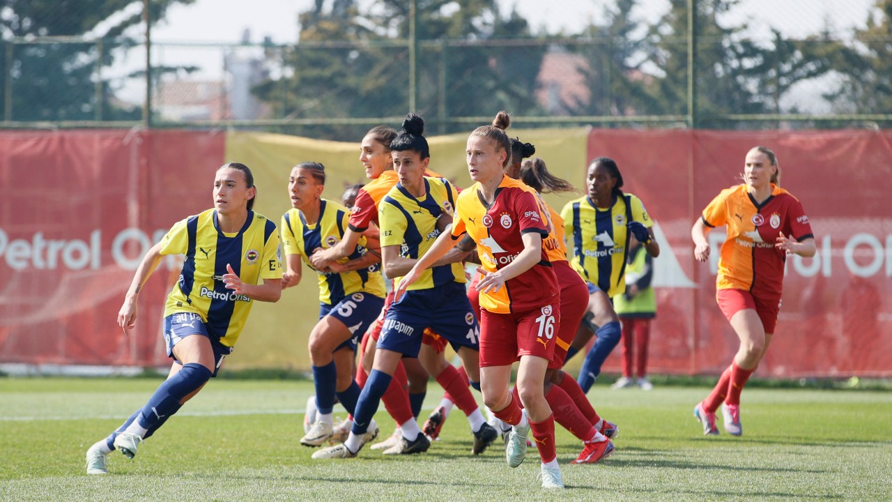 Galatasaray lider Fenerbahçe'ye çelme taktı: Zirve yarışı kızıştı