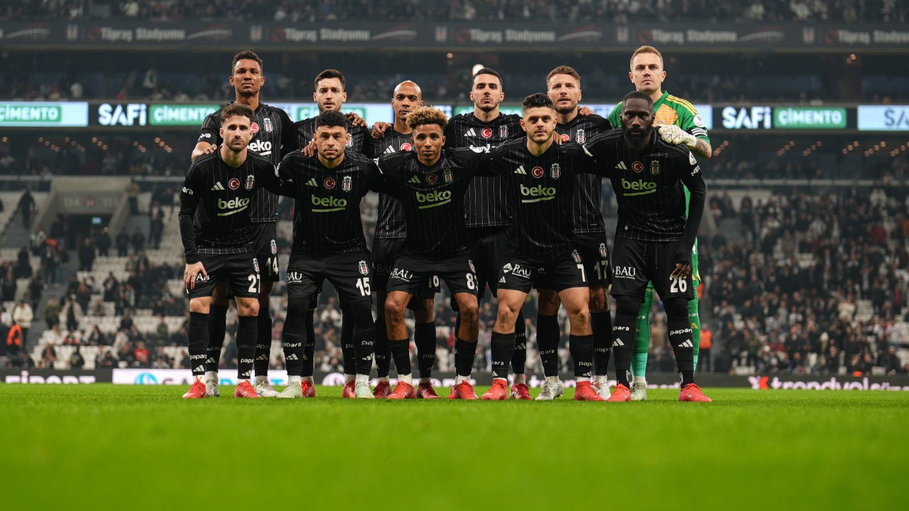 Beşiktaş taraftarından, 'derbiye yabancı hakem' tezahüratı