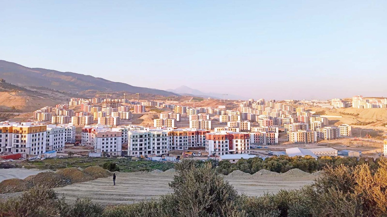 Buğday tarlasında beton yükseldi