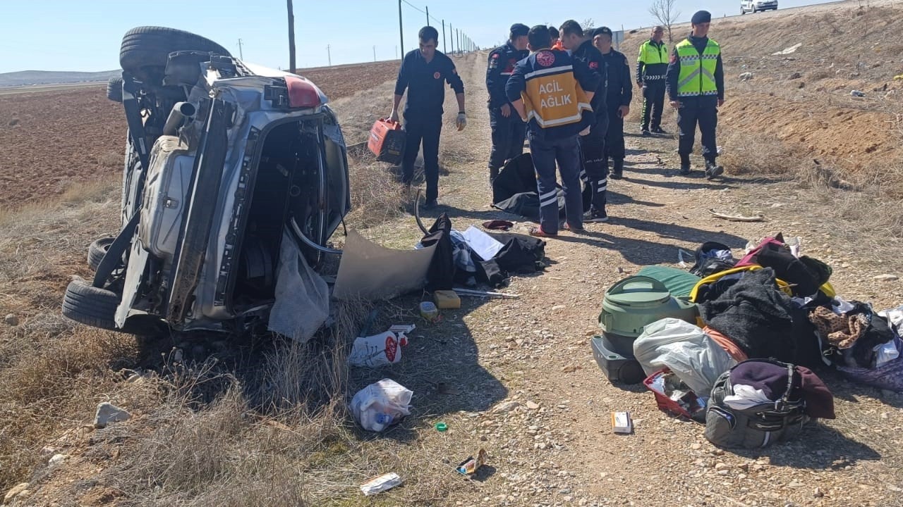 Takla atan otombil yaşlı çifti ayırdı