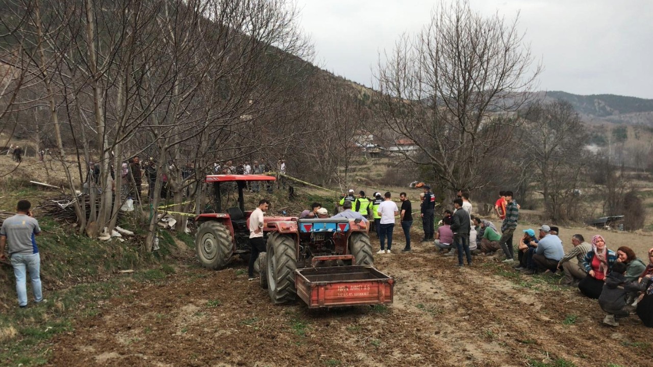 Devrilen traktörün altında kaldı