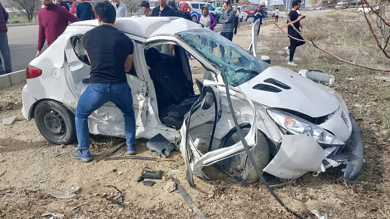 İki otomobilin kafa kafaya çarpıştı: 2 ölü, 3 yaralı