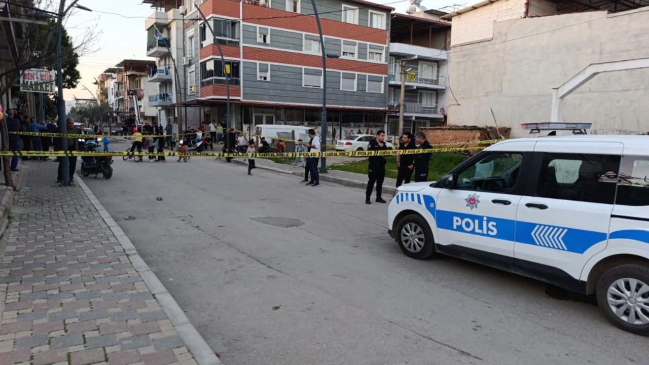 İzmir'de sokak ortasında silahlı kavga