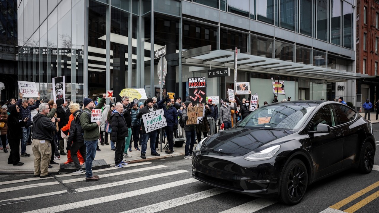 Tesla bayileri önünde protesto devam ediyor