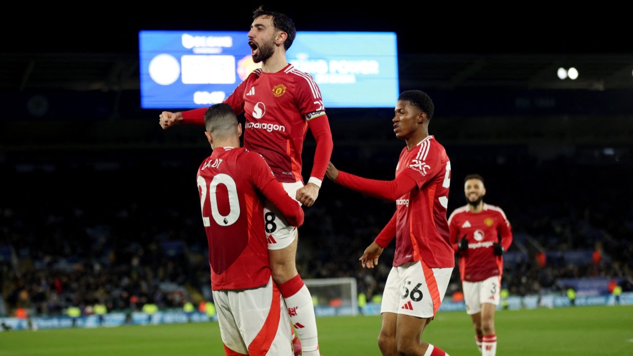 Manchester United üç golle nefes aldı