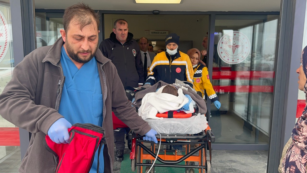 Köpeğin saldırdığı çocuğun nefes borusu delindi