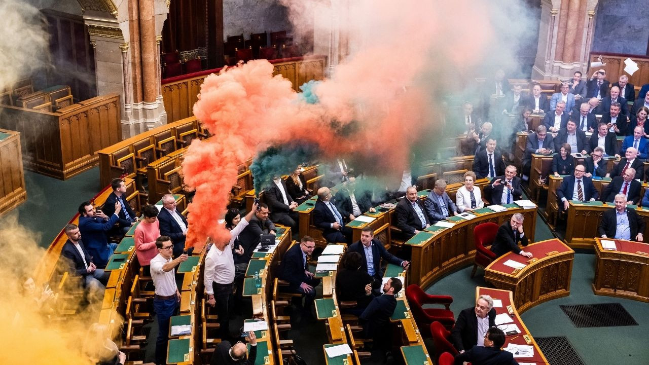 AB ülkesinde LGBTİ'lerin hakları kısıtlandı, mecliste renkli sis bombaları atıldı