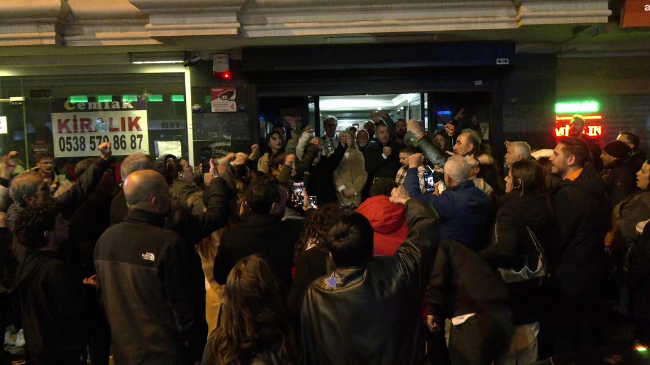 İzmir'de demokrasi nöbeti başladı